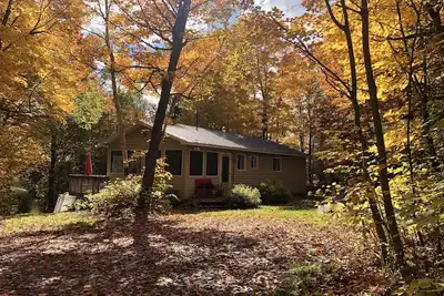 Image de Secluded 10 Acre Cottage with Canoes, Kayaks and Fun!