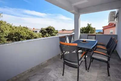 Image de Appartement de deux chambres avec la terrasse et la vue sur le mer Mandre, Pag (A-18839-a)