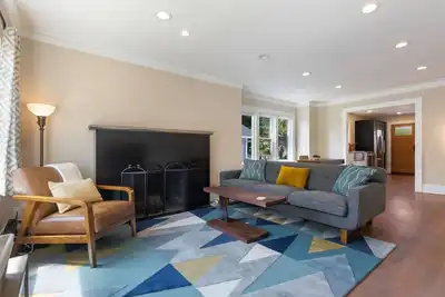 Image de Bright & Modern Cottage in Ballard |Fenced Yard, Deck, Walk to Local Restaurants-10 Min to Downtown
