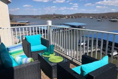 Image de Gorgeous Lakeview Balcony Condo with 4 Bdrm/3ba and Heated Pool