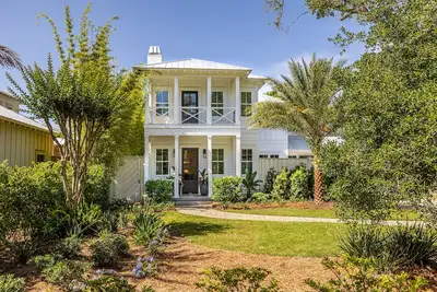Image de Gorgeous 4 bed/3. 5 bath home, Dip Pool, Pups ok!