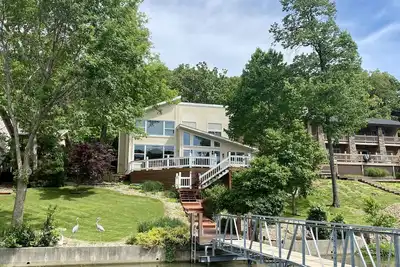 Image de Lake Of The Ozarks 4 Bedroom 3. 5 Bath on the Lake