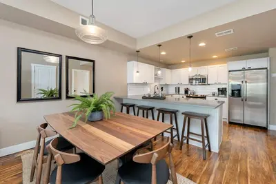 Image de Amazing Urban Townhome near Breweries & River!
