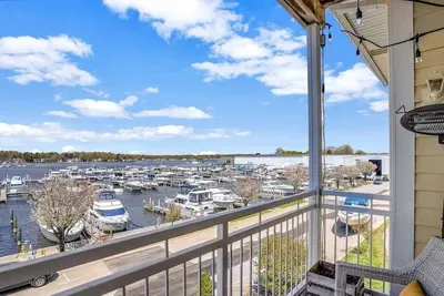 Image de Beautiful Condo w\/ Marina View, Pool Access and close to restaurants!