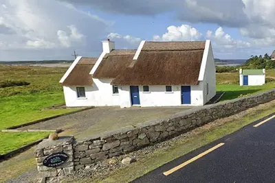 Image de Beautiful thatched cottage. Walk to the beach and village