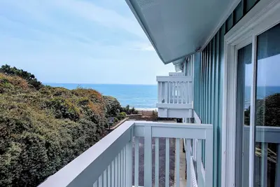 Image de Steps to the beach! Hear the waves & feel the breeze! Your home away from home!