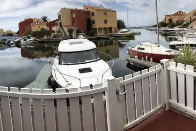 Image de Need a change of scenery ? a marina with its feet in the water. . . .