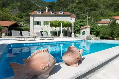 Image de Luxury 5 Bedrooms Stone Villa Amazing View