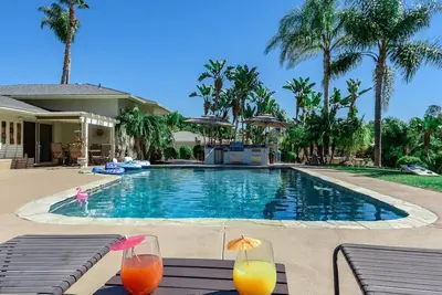 Image de Private Pickelball Ct, Bbq, Fire Pit, Large Pool, Near Frontwave Arena and Ocean