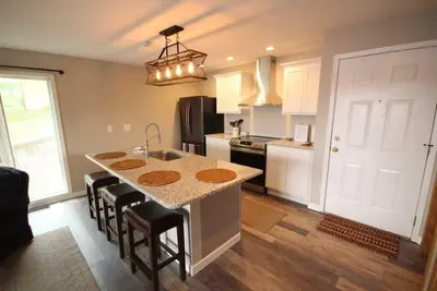 Image de Hawks Nest Condo -Lake View -Beautifully Updated -King Bed -Minimal Steps!