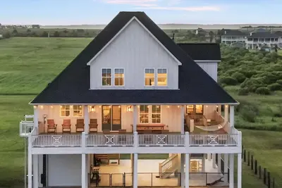 Image de Farmhouse By The Sea! Luxurious home with endless ocean views.