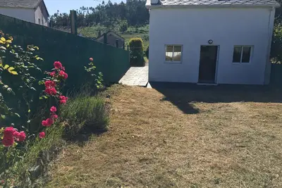 Image de Country house with gate next to the sea
