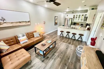 Image de Hip Gruene Condo | Walk to Gruene Hall! | On River!