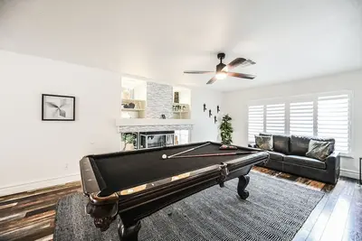 Image de Svs: 6 Bedroom Henderson Home with Pool Table & Pool