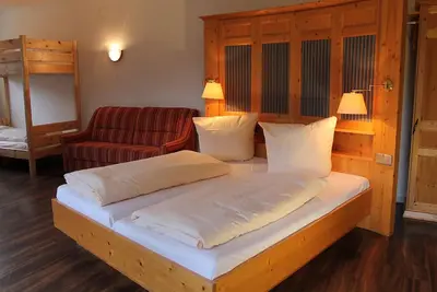 Image de Four-bed room with shower/Wc