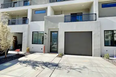 Image de Trendy 5 Bd/4. 5 Ba St. George Townhome at The Vue