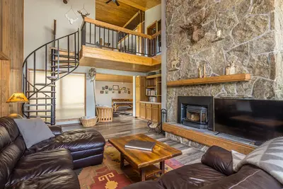 Image de Condo w/fireplace, spiral staircase feature & amazing views - Skycrest Penthouse