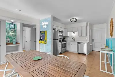 Image de Hang Ten Hideaway Beach Condo w Pool 6 person Max