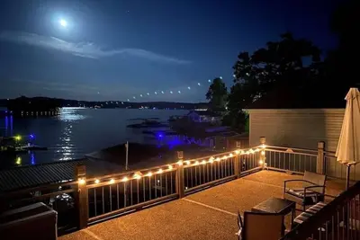 Image de Serene Lakefront Retreat by StayLage