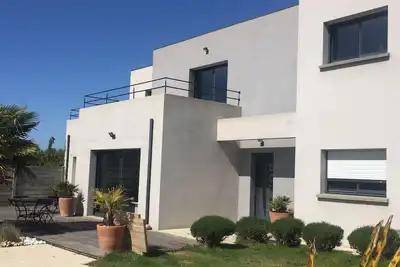 Image de Maison moderne avec piscine chauffée dans la baie du mont st Michel 200m2