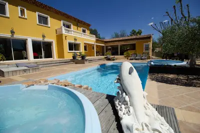 Image de Villa Luxueuse 160 m2 clim, terrain clos 4000m2, piscine, jacuzzi chauffé, animaux