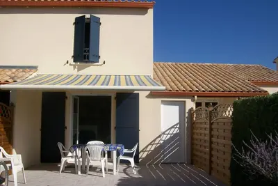 Image de Maison à 100m de la plage avec piscine, 4 couchages, parking privé, terrasse et barbecue