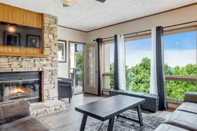 Image de Great Location; Newly Renovated Condo; View, Pool In Summer