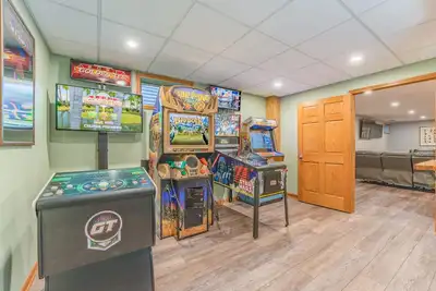 Image de First Class Arcade/Newely Remodeled/Firepit