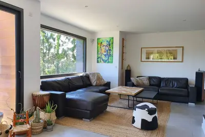 Image de Villa moderne entre lac et montagne. Piscine et terrain de pétanque