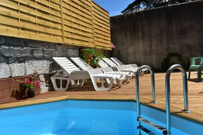 Image de Studio avec piscine 10 min à pied de la rivière et 5 min du centre