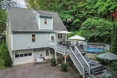 Image de Private hidden gem walking distance to town, restaurants, and shopping!