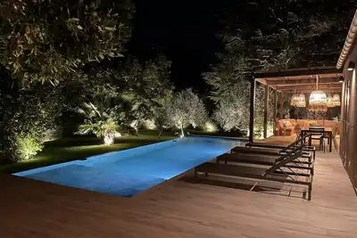 Image de Maison avec piscine au coeur d'un magnifique jardin arboré à deux pas du centre