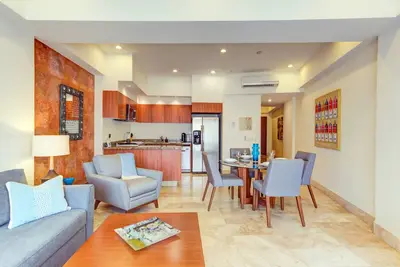 Image de Spacious and well-appointed Zona Romantica Condo, Pool, Rivera Molino