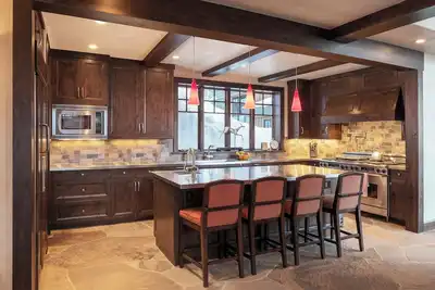 Image de Large Spacious on Forest Road! Walk to everything!
