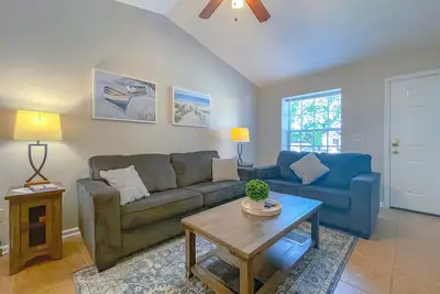 Image de Reopening - Renovated - The cozy white townhouse!