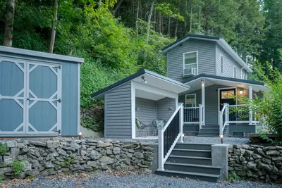 Image de Cool Creek Cottage: Psu Spring Creek Waterfront Oasis with Hot Tub