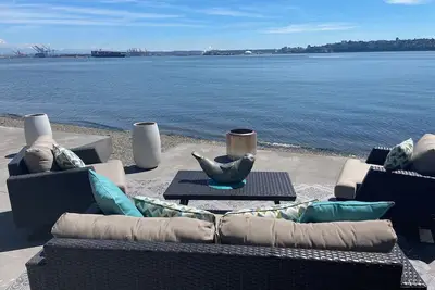 Image de Wanderlust Beach retreat is a home set directly on the beach in Browns Point.