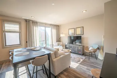Image de A modern condo in the heart of downtown