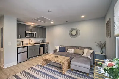 Image de Your Home Base Downtown- New & Fully Renovated!