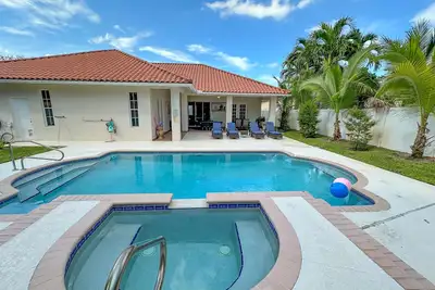 Image de Elegant Palm Beach Home - 5br/3ba - Fenced - Private Pool & Hot Tub