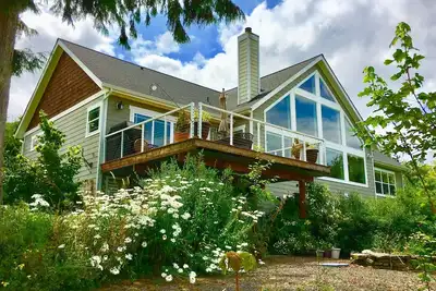 Image de Mt. Pleasant Garden View Main Ranch House with Panoramic Saltwater Views of Bc