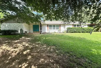 Image de New! Country Getaway on 5 acres 4 bedroom 2 bath house with a covered back porch