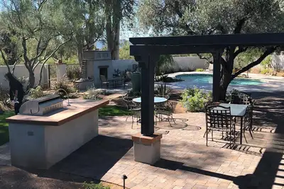 Image de Serene, tree-shaded, mid-century retreat with beautiful views of the Catalinas