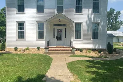 Image de Beautiful newly renovated farm house overlooking 5 acre lake. ****New Rates ***