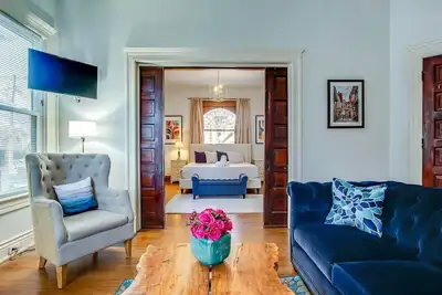 Image de King Bed, walk to restaurants, shops, and nightlife. Private Fenced Backyard