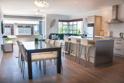 Image de Condo on the Beach - The Sands Unit 2 - Newly decorated, premium apartment just metres away from the golden sands of Onetangi Beach. 3 bedroom, 2 bathrooms, sleeps 6.