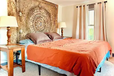 Image de 5 bedroom house near downtown with huge beds