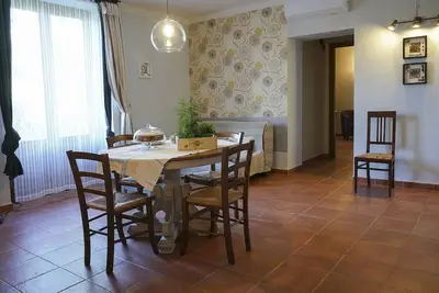 Image de Il Pino, appartement calme avec vue délicieuse sur le jardin et piscine