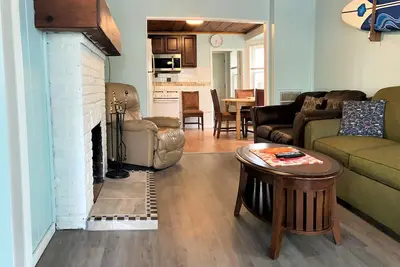 Image de Modern  Two Level, 4-Bdrm, 1-Bathrm Home, seconds from the Beach