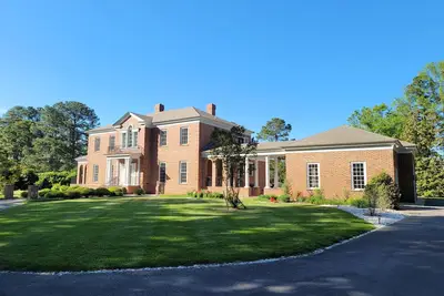 Image de Exquisite Water Front Estate. Pool, Crabbing off private dock and sunset kayaks.